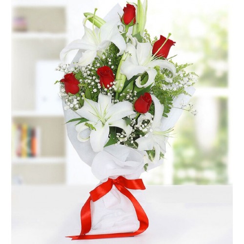 5 Adet Kırmızı Gül ve 7 Adet Beyaz Lilyum Çiçeği